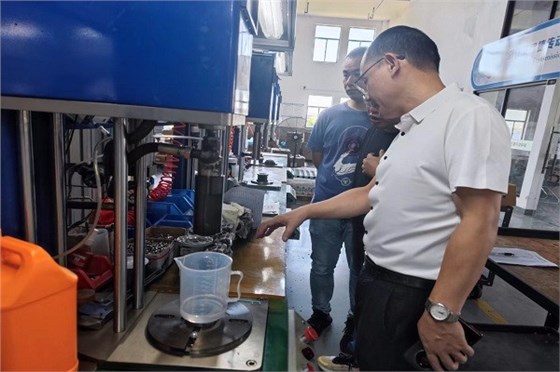 無(wú)錫某意大利外資公司來(lái)艾思捷工廠驗(yàn)貨定制的蝸輪蝸桿減速機(jī) (2).jpg