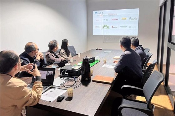 艾思捷歡迎西門(mén)子醫(yī)療器械有限公司來(lái)廠區(qū)進(jìn)行合作考察 (2).jpg