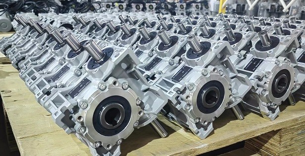 11月正忙，艾思捷雙軸輸入蝸輪減速機(jī)SJMRV050-30-AB發(fā)貨 (2).jpg